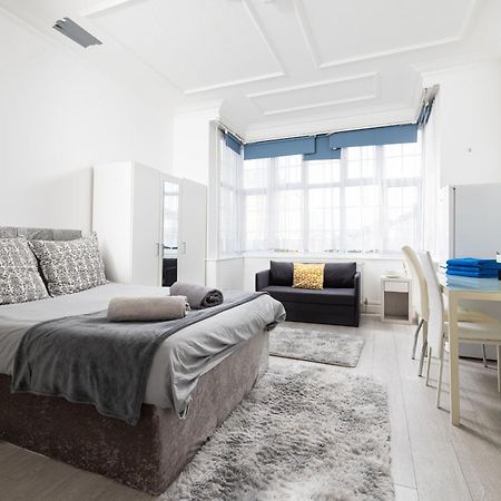 Bright Studio On Golders Green Road ロンドン エクステリア 写真
